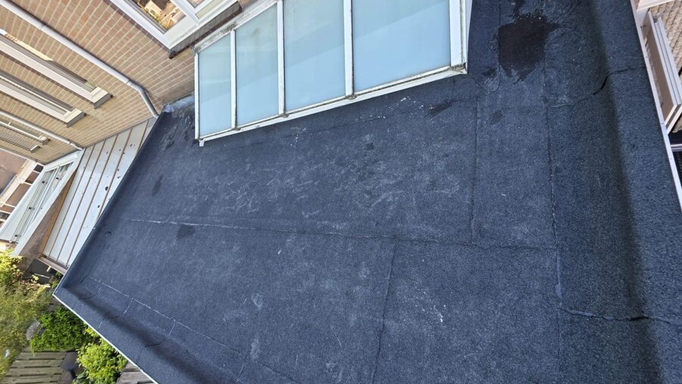 Gerenoveerd plat dak met lichtstraat door AJ Solution