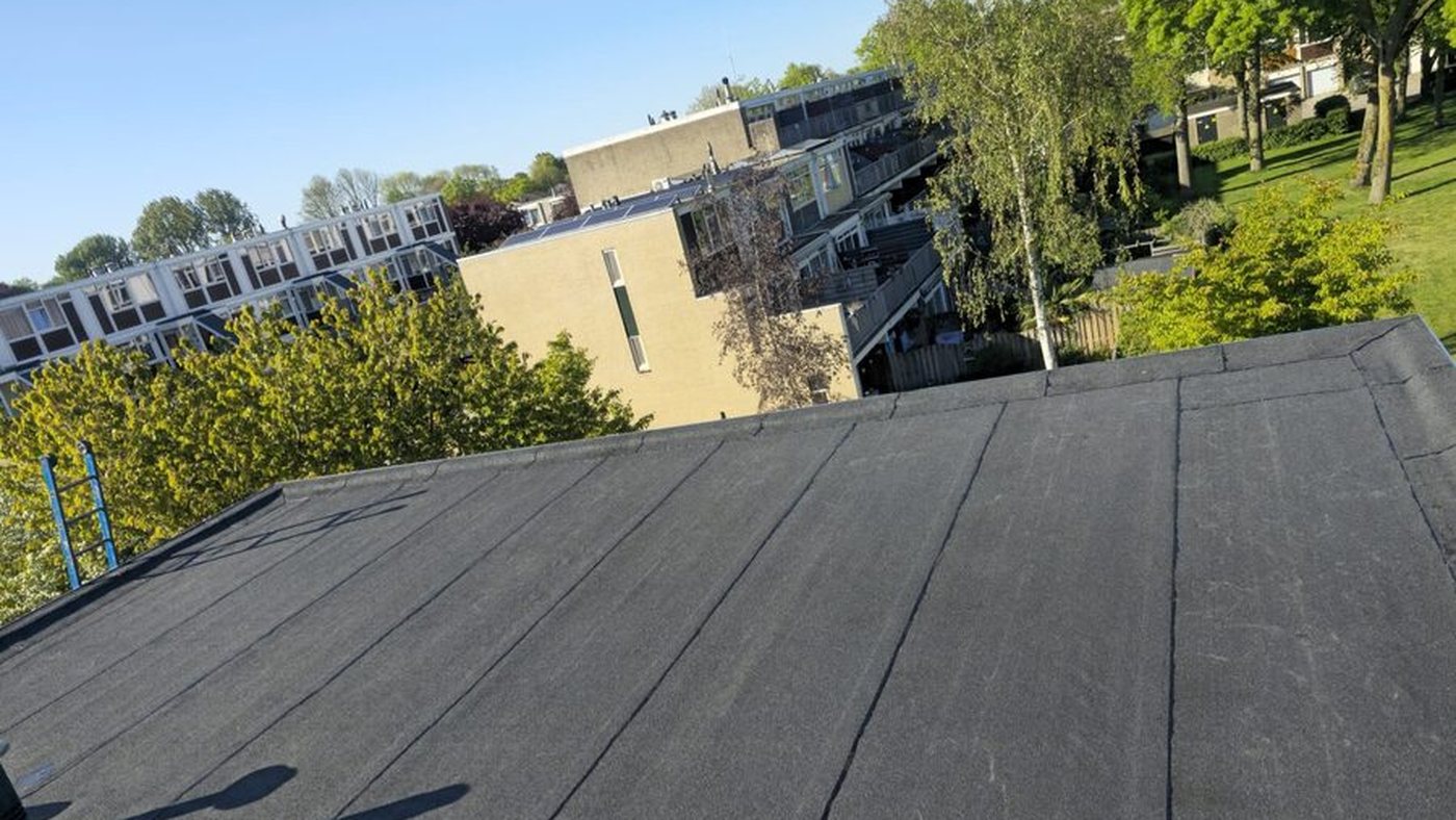 Bitumen plat dak gerenoveerd door AJ Solution