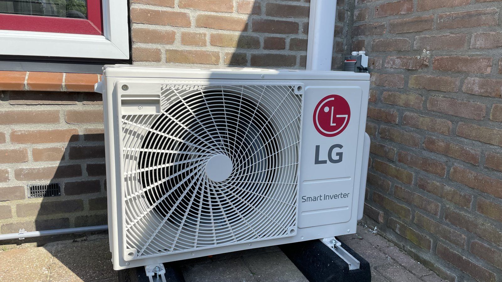 LG buitenunit tegen de gevel, gereed voor diagnose en reparatie