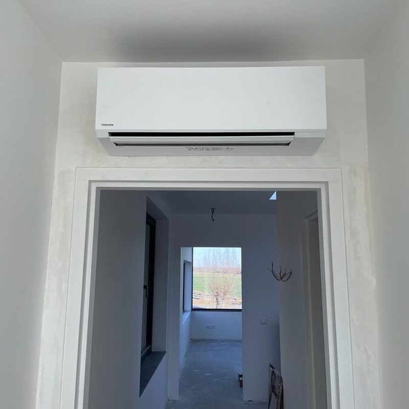 Toshiba multi-split binnenunit in een hal in Vught