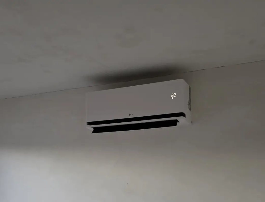 LG binnenunit hoog aan het plafond tijdens de renovatie