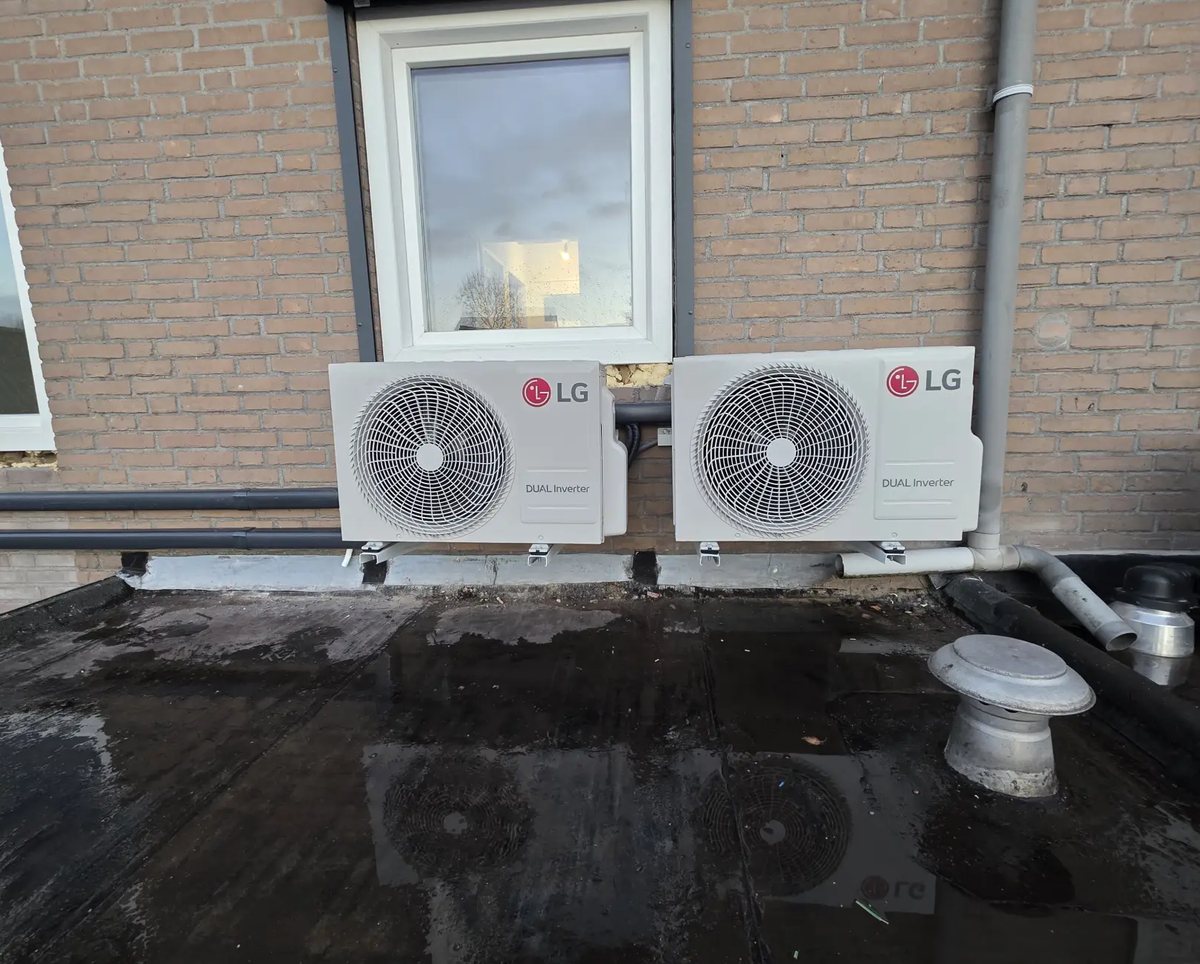 Twee LG single-split buitenunits naast elkaar gemonteerd tegen de gevel